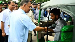 জীবন নির্বাহে তিন জুলাই যোদ্ধাকে উপহার তুলে দিলেন প্রধানমন্ত্রী